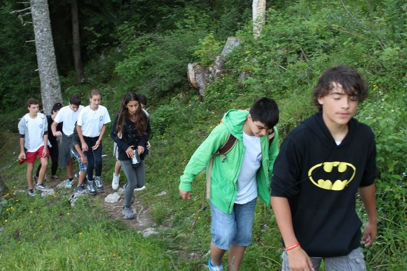 Village Camps International Summer Camp Leysin, Switzerland 2025-08-09 https://www.villagecamps.com/journals_admin/images/681-14-campfire (12).jpg